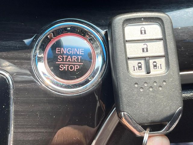 �yHonda�X�}�[�g�L�[�z�J�o����|�P�b�g�ɓ��ꂽ�܂܂ł��h�A�̎{���E�������\�ȃX�}�[�g�L�[�𑕔��B�G���W���̃I���E�I�t�����J�M�����o���K�v����������Ƃ��Ă��֗��ł���