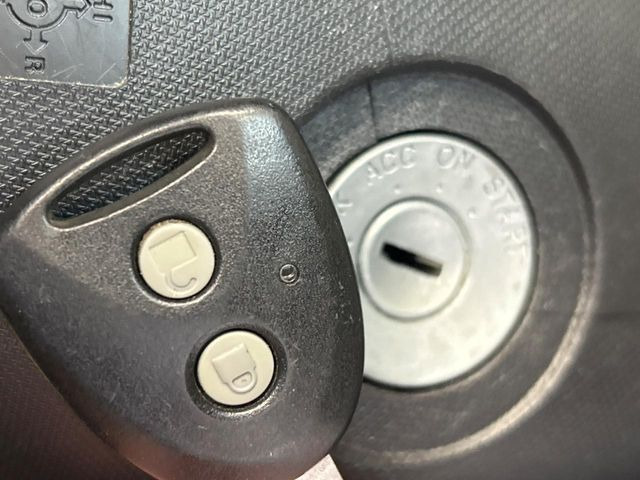 【キーレス】少し離れた場所からでもボタン一つでドアの開錠・施錠ができるのでとっても便利!ドアの鍵穴周りに傷をつけることもありません♪