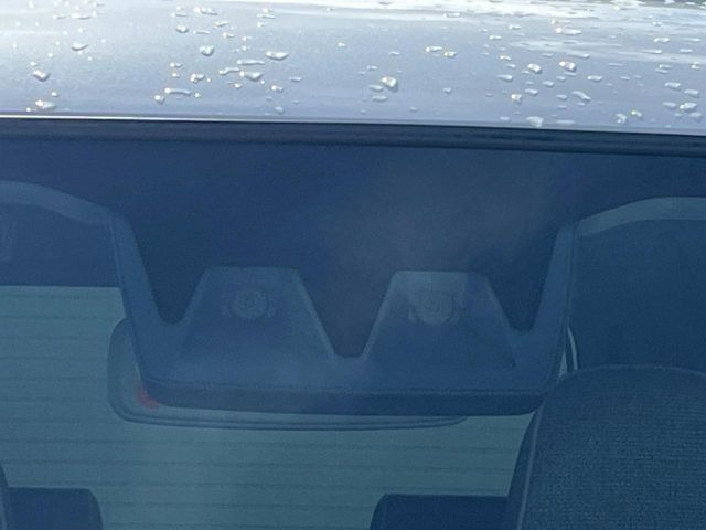 【スマートアシスト】走行中に前方の車両等を認識し、衝突しそうな時は警報とブレーキで衝突回避と被害軽減をアシスト。より安全にドライブをお楽しみいただけます。