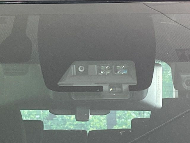【プリクラッシュセーフティ】前方の車両等を検知し、衝突しそうな時は警報で注意を促し、ブレーキを踏む力をサポート。ブレーキを踏めなかった場合は衝突被害軽減ブレーキが作動、衝突回避をサポートします。