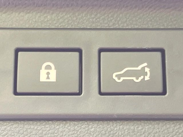 【パワーバックドア】スマートキーや運転席のボタンを押すだけでリアゲートが自動で開閉します!荷物を持っている時や、高い位置にあるバックドアを閉める際に便利な機能です♪