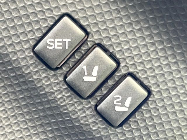 【メモリー機能付きパワーシート】ドライバーごとに設定したシート位置を記憶して、ボタン一つで切り替えできる便利な機能!運転する方が複数名いらっしゃるご家庭におすすめです♪