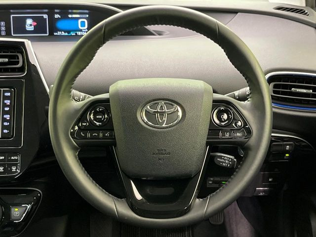 インテリアに合わせたデザインのステアリングは、運転される方のことも考え、運転しやすい形状、大きさです。是非一度、実際に触ってお確かめください。