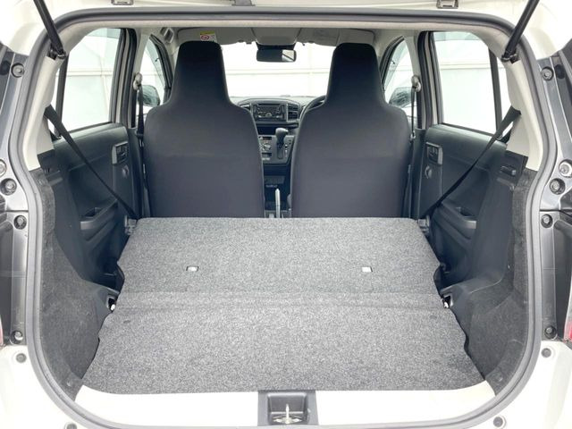 後席を格納すると、これだけの広さが!シーンに合わせたシートアレンジで、大きな荷物も積むことが出来ます♪