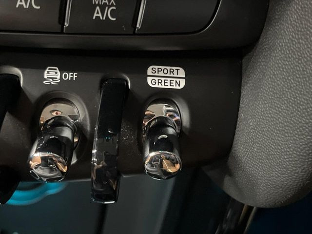 ��BMW���[�h�Z���N�g:�X�|�[�c���[�h�ł̓_�C�i�~�b�N�ȑ�����BECO PRO���[�h�ł́A�G���W�����X�|���X��V�t�g�^�C�~���O�̍œK���ɉ����A�G�A�R���̍쓮�������I�ɐ��䂵�A�R������ʂ�}�����܂��B