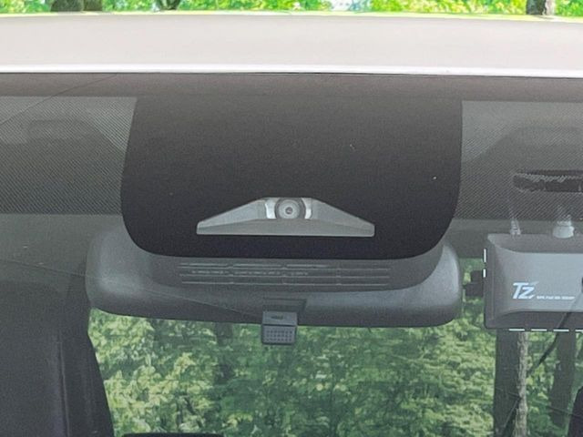 【プリクラッシュセーフティ】前方の車両等を検知し、衝突しそうな時は警報で注意を促し、ブレーキを踏む力をサポート。ブレーキを踏めなかった場合は衝突被害軽減ブレーキが作動、衝突回避をサポートします。