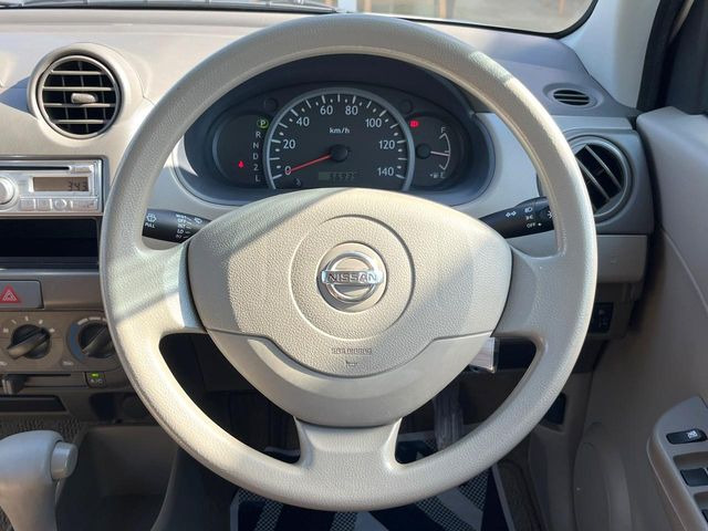 �C���e���A�ɍ��킹���f�U�C���̃X�e�A�����O�́A�^�]�������̂��Ƃ��l���A�^�]���₷���`��A�傫���ł��B�����x�A���ۂɐG���Ă��m���߂��������B
