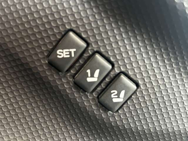 【運転席ポジションメモリー付パワーシート】ワンタッチで記憶させていたシートの前後・リクライニングはもちろん、シートリフターも備えます☆快適なドライブをお楽しみ下さい♪