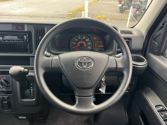 �C���e���A�ɍ��킹���f�U�C���̃X�e�A�����O�́A�^�]�������̂��Ƃ��l���A�^�]���₷���`��A�傫���ł��B�����x�A���ۂɐG���Ă��m���߂��������B