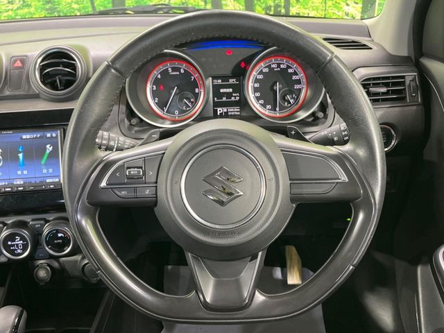 �C���e���A�ɍ��킹���f�U�C���̃X�e�A�����O�́A�^�]�������̂��Ƃ��l���A�^�]���₷���`��A�傫���ł��B�����x�A���ۂɐG���Ă��m���߂��������B