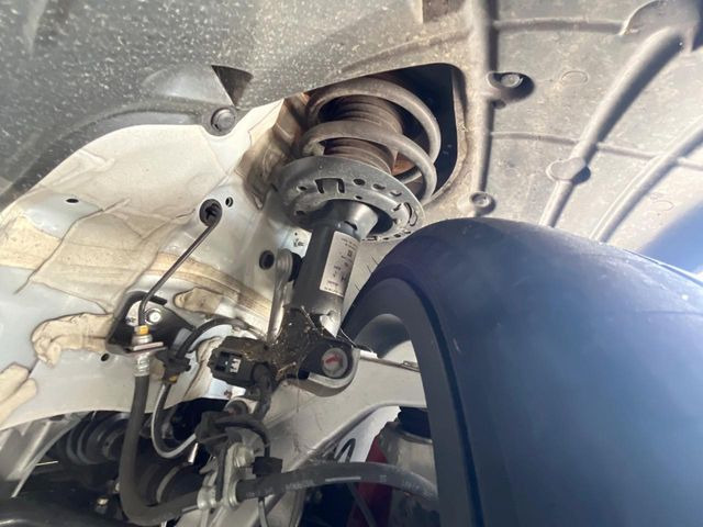 お車を安心してお乗りいただく為には、足回りの定期点検が欠かせません。サービスサポート(有償保証)では無料点検もご提供しており、安心のカーライフをお過ごしいただけるサポート体制が整っています。