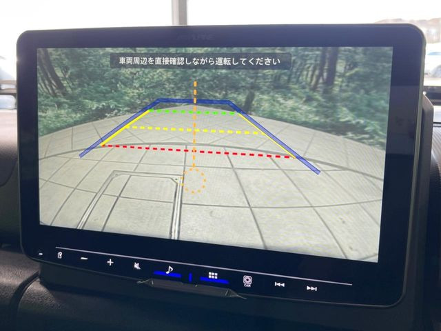 【バックカメラ】駐車時に後方がリアルタイム映像で確認できます。大型商業施設や立体駐車場での駐車時や、夜間のバック時に大活躍!運転スキルに関わらず、今や必須となった装備のひとつです!