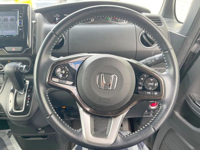 【純正革巻きステアリング】上質な革を使用することで、手にしっかり馴染みとても運転しやすいハンドルです♪