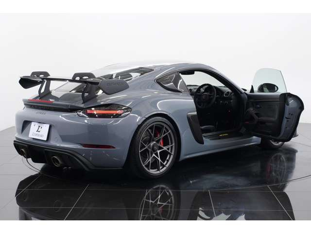 ���A���猩��718�P�C�}��GT4RS�̓��[�V���O�J�[�̂悤�ȃC���[�W��A���t���܂��B�����ڂ����łȂ��A�T�E���h��n���h�����O��������[�V���O�J�[�炵���������邱�Ƃ��ł��܂��B