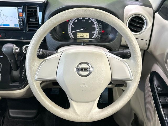 �C���e���A�ɍ��킹���f�U�C���̃X�e�A�����O�́A�^�]�������̂��Ƃ��l���A�^�]���₷���`��A�傫���ł��B�����x�A���ۂɐG���Ă��m���߂��������B