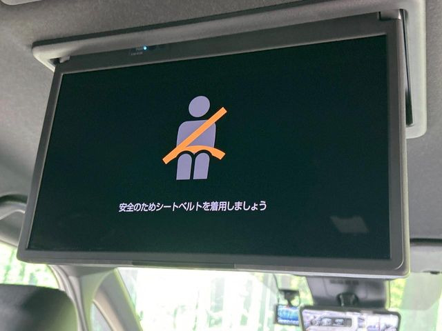 【14型有機ELフリップダウン】三列目からでも迫力のエンタメが観れる大画面フリップダウン。有機ELのモニターでは、一般的なフリップダウンよりも高コントラストでキレイな映像を楽しめます。