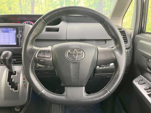 �C���e���A�ɍ��킹���f�U�C���̃X�e�A�����O�́A�^�]�������̂��Ƃ��l���A�^�]���₷���`��A�傫���ł��B�����x�A���ۂɐG���Ă��m���߂��������B