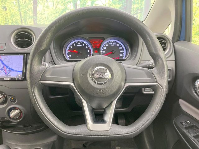�C���e���A�ɍ��킹���f�U�C���̃X�e�A�����O�́A�^�]�������̂��Ƃ��l���A�^�]���₷���`��A�傫���ł��B�����x�A���ۂɐG���Ă��m���߂��������B