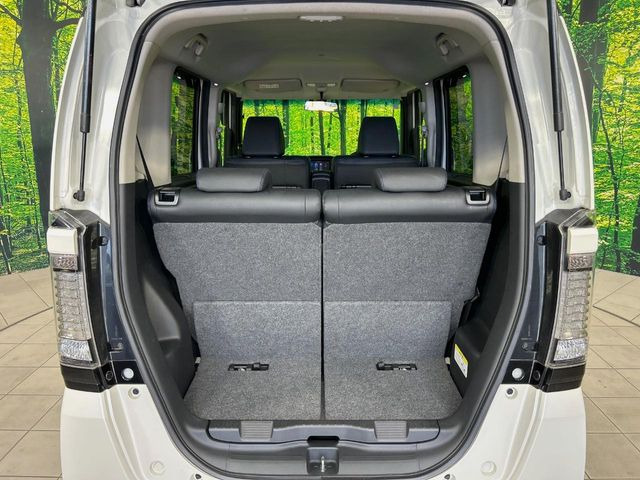 普段のお買い物や通勤、送迎等に十分な荷室スペースを確保しております。セカンドシートを倒すと、大きな荷物の積載も可能です♪