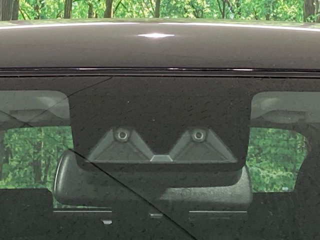 【スマートアシスト】走行中に前方の車両等を認識し、衝突しそうな時は警報とブレーキで衝突回避と被害軽減をアシスト。より安全にドライブをお楽しみいただけます。