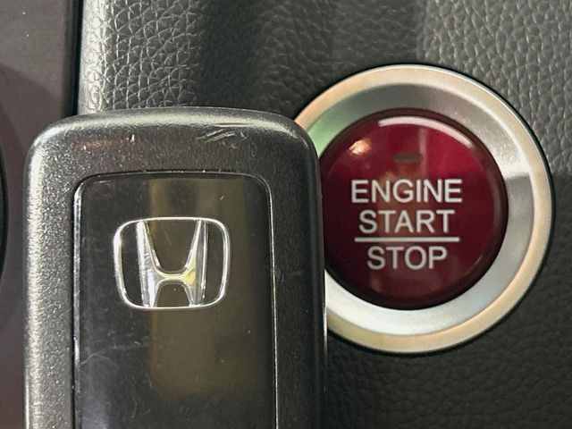 �yHonda�X�}�[�g�L�[�z�J�o����|�P�b�g�ɓ��ꂽ�܂܂ł��h�A�̎{���E�������\�ȃX�}�[�g�L�[�𑕔��B�G���W���̃I���E�I�t�����J�M�����o���K�v����������Ƃ��Ă��֗��ł���
