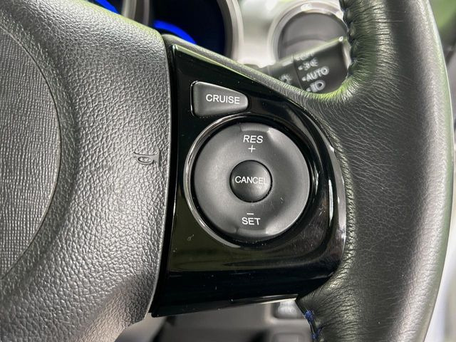 【クルーズコントロール】高速道路もラクラク走行。アクセルを離しても一定速度で走行ができ、長距離運転時の負担を軽減!加速・減速も簡単なスイッチ操作で調整できます。