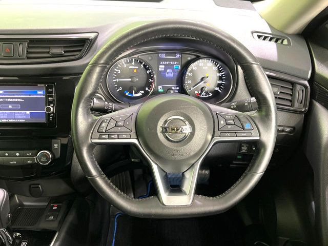 �C���e���A�ɍ��킹���f�U�C���̃X�e�A�����O�́A�^�]�������̂��Ƃ��l���A�^�]���₷���`��A�傫���ł��B�����x�A���ۂɐG���Ă��m���߂��������B