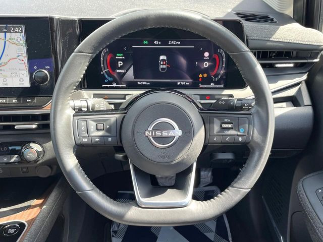�C���e���A�ɍ��킹���f�U�C���̃X�e�A�����O�́A�^�]�������̂��Ƃ��l���A�^�]���₷���`��A�傫���ł��B�����x�A���ۂɐG���Ă��m���߂��������B