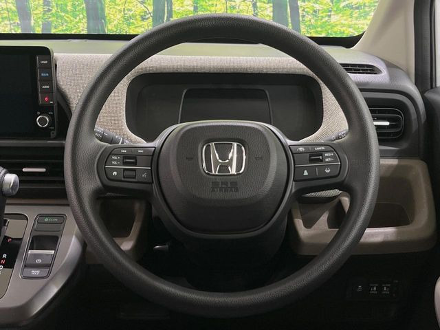 インテリアに合わせたデザインのステアリングは、運転される方のことも考え、運転しやすい形状、大きさです。是非一度、実際に触ってお確かめください。