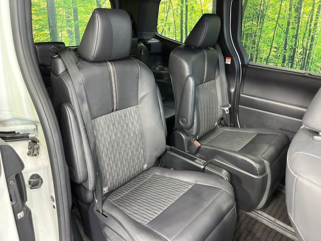 【オットマン付セカンドシート】足を延ばしてリラックスしたいときに便利なオットマン!ロングドライブや仮眠の際にもゆったり快適にお過ごしいただけます♪