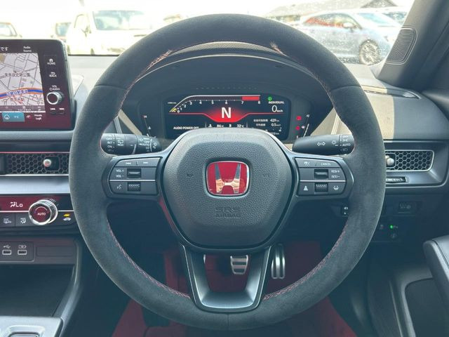 �C���e���A�ɍ��킹���f�U�C���̃X�e�A�����O�́A�^�]�������̂��Ƃ��l���A�^�]���₷���`��A�傫���ł��B�����x�A���ۂɐG���Ă��m���߂��������B