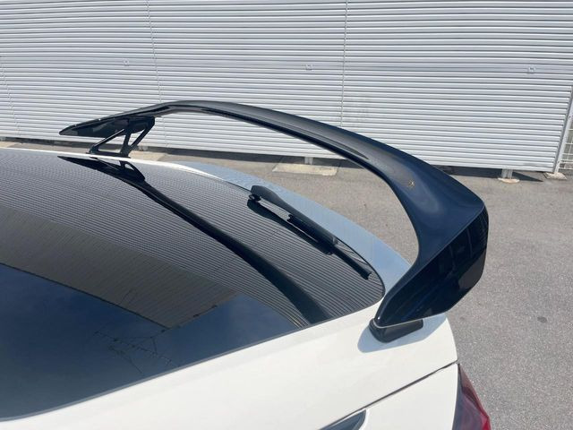 【大型リヤスポイラー】スポーツカーらしさがグッと引き立つ大型リヤスポイラーを装着♪高速走行時のスタビリティ(走行安定性)向上に役立ちます。