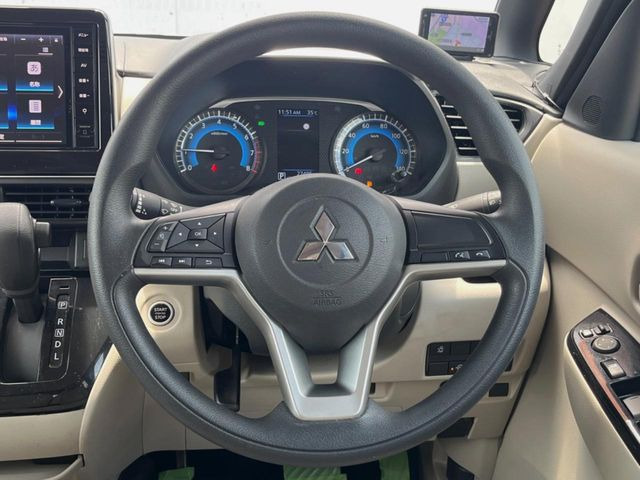 �C���e���A�ɍ��킹���f�U�C���̃X�e�A�����O�́A�^�]�������̂��Ƃ��l���A�^�]���₷���`��A�傫���ł��B�����x�A���ۂɐG���Ă��m���߂��������B