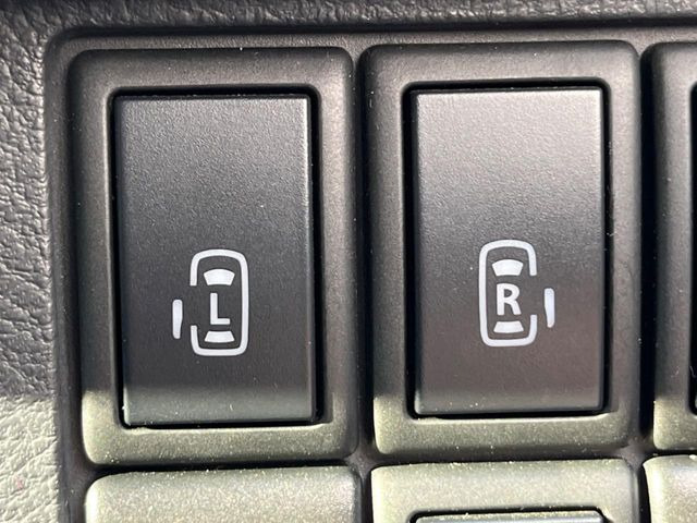【両側パワースライドドア】スマートキーや運転席のスイッチで後席両側スライドドアの開閉が可能♪電動だから力を入れてドアを開ける必要が無く、小さなお子様でも簡単に開け閉めでき快適です♪