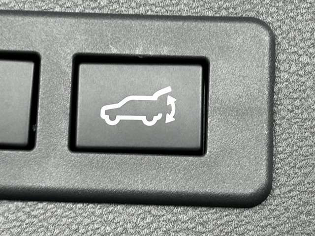 【パワーバックドア】ワンタッチでバックドアが開き、閉める場合もワンタッチで操作可能で便利性UPです☆運転席からも、スマートキーからの操作も可能です♪