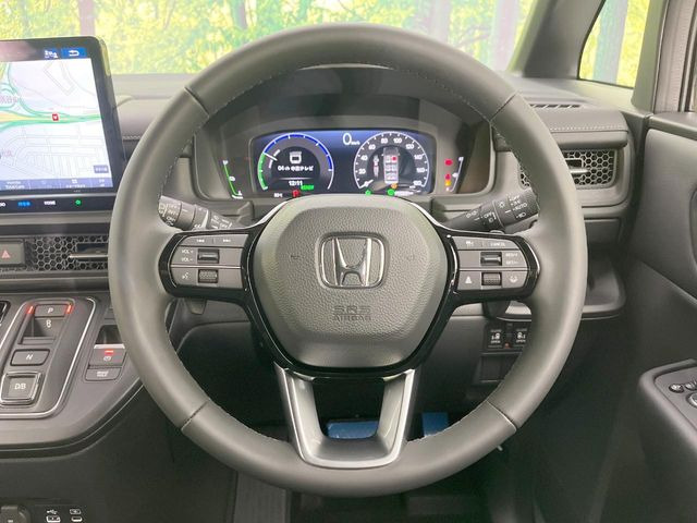 �C���e���A�ɍ��킹���f�U�C���̃X�e�A�����O�́A�^�]�������̂��Ƃ��l���A�^�]���₷���`��A�傫���ł��B�����x�A���ۂɐG���Ă��m���߂��������B