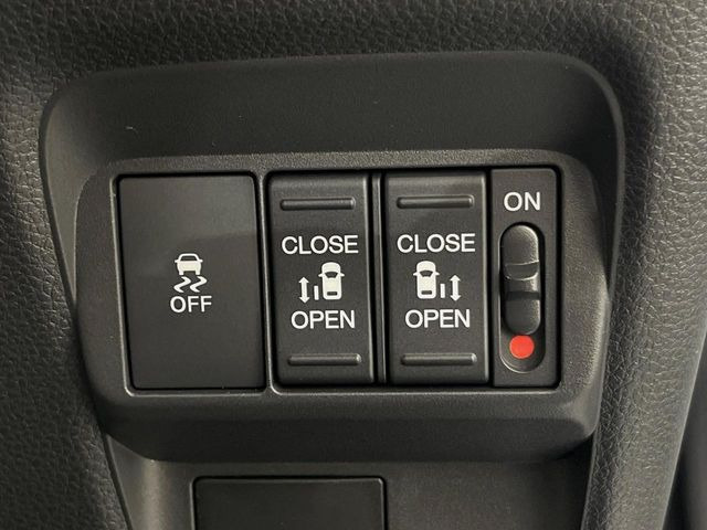 【両側パワースライドドア】スマートキーや運転席のスイッチで後席両側スライドドアの開閉が可能♪電動だから力を入れてドアを開ける必要が無く、小さなお子様でも簡単に開け閉めでき快適です♪