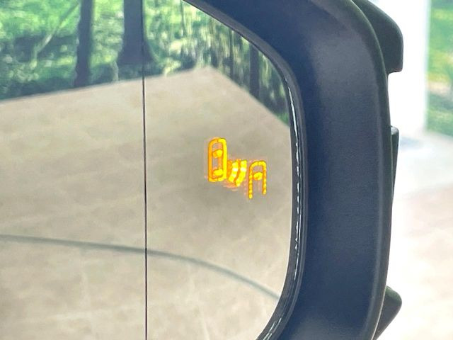 【ブラインドスポットモニター】走行中、ドアミラーの死角になりやすい箇所に後続車が接近するとサイドミラーのレンズに警告を表示!ドライバーに注意喚起をしてくれます。