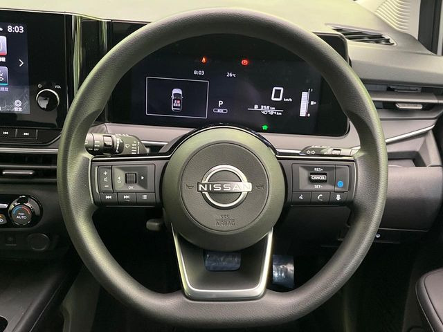 �C���e���A�ɍ��킹���f�U�C���̃X�e�A�����O�́A�^�]�������̂��Ƃ��l���A�^�]���₷���`��A�傫���ł��B�����x�A���ۂɐG���Ă��m���߂��������B