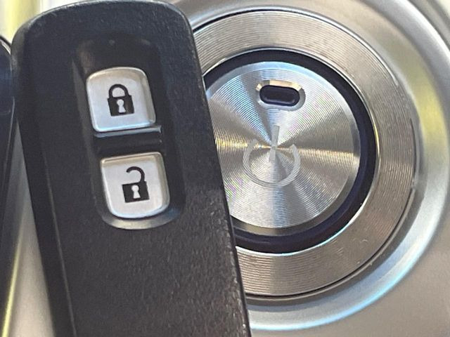 �yHonda�X�}�[�g�L�[�z�J�o����|�P�b�g�ɓ��ꂽ�܂܂ł��h�A�̎{���E�������\�ȃX�}�[�g�L�[�𑕔��B�G���W���̃I���E�I�t�����J�M�����o���K�v����������Ƃ��Ă��֗��ł���