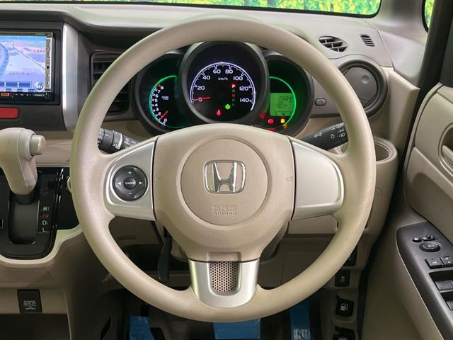 インテリアに合わせたデザインのステアリングは、運転される方のことも考え、運転しやすい形状、大きさです。是非一度、実際に触ってお確かめください。