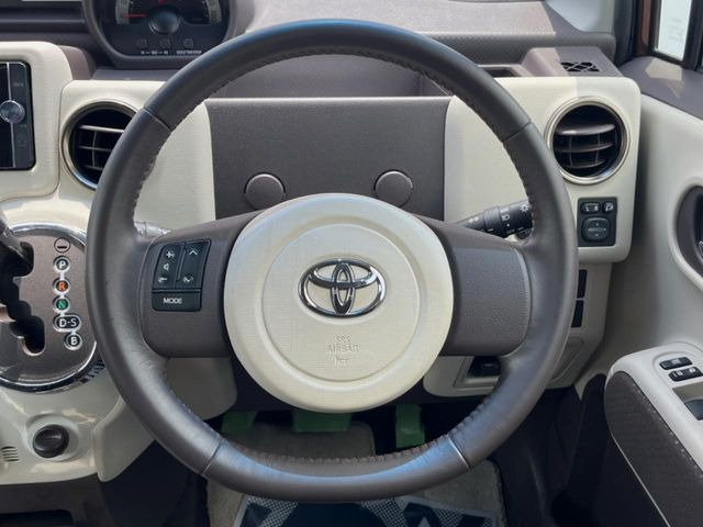 �C���e���A�ɍ��킹���f�U�C���̃X�e�A�����O�́A�^�]�������̂��Ƃ��l���A�^�]���₷���`��A�傫���ł��B�����x�A���ۂɐG���Ă��m���߂��������B