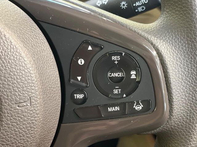 【ホンダセンシング】走行中に前方の車両等を認識し、衝突しそうな時は警報とブレーキで衝突回避と被害軽減をアシスト。より安全にドライブをお楽しみいただけます。