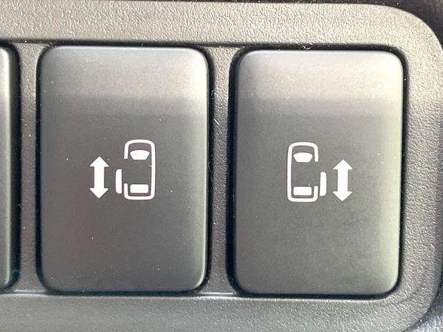 【両側パワースライドドア】スマートキーや運転席のスイッチで後席両側スライドドアの開閉が可能♪電動だから力を入れてドアを開ける必要が無く、小さなお子様でも簡単に開け閉めでき快適です♪