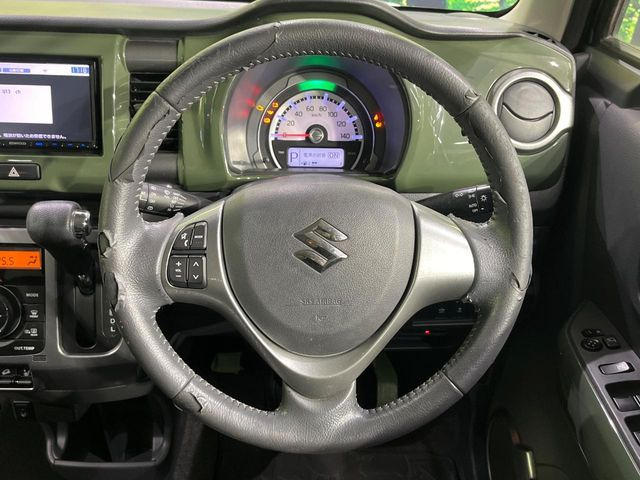�C���e���A�ɍ��킹���f�U�C���̃X�e�A�����O�́A�^�]�������̂��Ƃ��l���A�^�]���₷���`��A�傫���ł��B�����x�A���ۂɐG���Ă��m���߂��������B