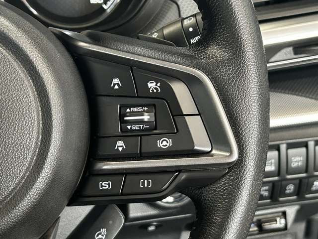 【レーダークルーズコントロール】ミリ波レーダーが車間距離を測って設定車速内で車速に比例した車間距離を保ちながら追従走行する装置で近づきすぎたときは自動でブレーキし、離れすぎたときには自動増速もする。