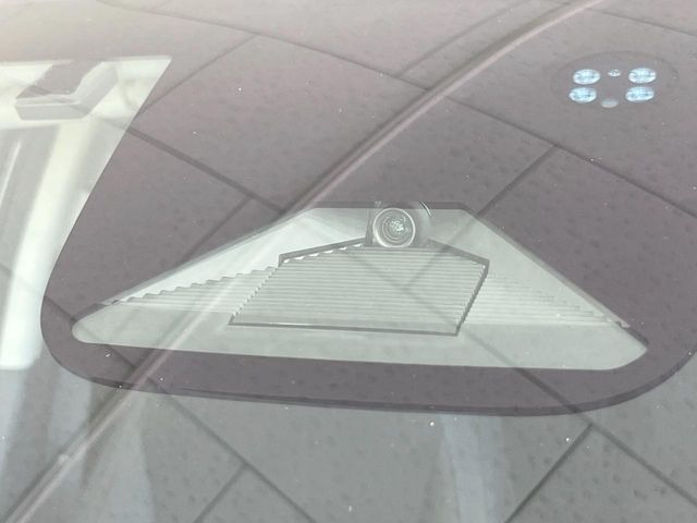 【ホンダセンシング】走行中に前方の車両等を認識し、衝突しそうな時は警報とブレーキで衝突回避と被害軽減をアシスト。より安全にドライブをお楽しみいただけます。