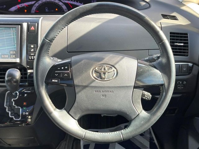�C���e���A�ɍ��킹���f�U�C���̃X�e�A�����O�́A�^�]�������̂��Ƃ��l���A�^�]���₷���`��A�傫���ł��B�����x�A���ۂɐG���Ă��m���߂��������B