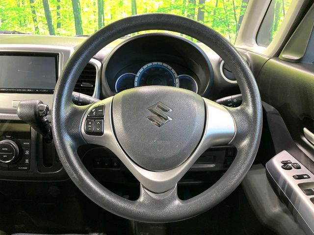 �C���e���A�ɍ��킹���f�U�C���̃X�e�A�����O�́A�^�]�������̂��Ƃ��l���A�^�]���₷���`��A�傫���ł��B�����x�A���ۂɐG���Ă��m���߂��������B