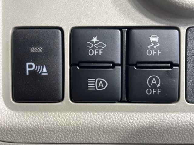 【スマートアシスト】走行中に前方の車両等を認識し、衝突しそうな時は警報とブレーキで衝突回避と被害軽減をアシスト。より安全にドライブをお楽しみいただけます。